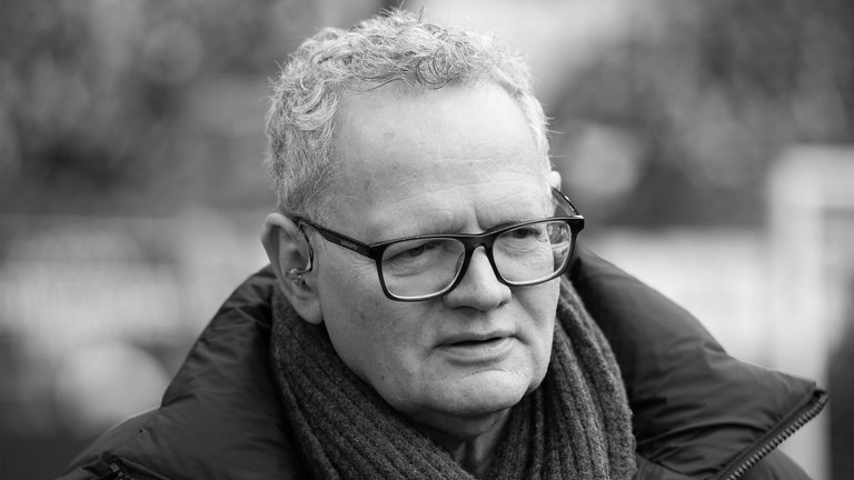 3. August: Ulli Potofski zählte zu den bekanntesten Stimmen der Bundesliga. Seit Jahrzehnten berichtete er über Sportereignisse und zählte zu den populärsten Fußballreportern Deutschlands. Nun ist der Sportjournalist im Alter von 73 Jahren gestorben.