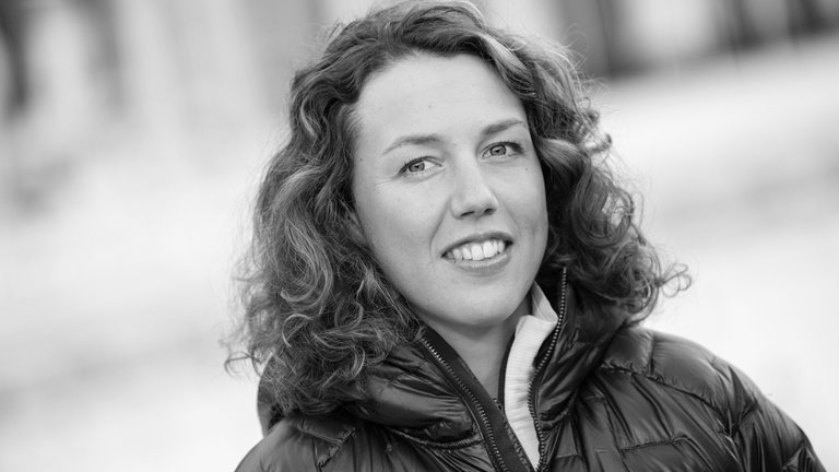 30. Juli: Es wurde auf eine gute Nachricht gehofft, doch nun steht fest: Die ehemalige Biathletin Laura Dahlmeier ist bei einem Steinschlag-Unglück im Karakorum-Gebirge gestorben. Das bestätigte ihr Management. Bereits am Montag ist die Sportlerin im pakistanischen Gebirge verunglückt. Aufgrund erschwerter Bedingungen gab es aber immer wieder Probleme mit dem Rettungseinsatz. Dahlmeier ist eine der erfolgreichsten deutschen Biathletinnen der Weltcup-Geschichte. 2019 beendete die 31-Jährige ihre Karriere als Leistungssportlerin.