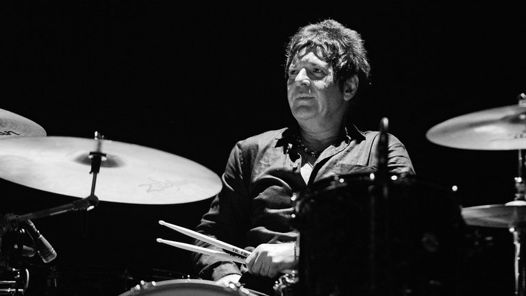 6. April: Clem Burke spielte die Drums bei der Band Blondie. Als sich die Band auflöste, trommelte er in den 80ern und 90ern für große Stars, wie Bob Dylan oder die Eurythmics. Bei der Blondie Reunion 1997 war er wieder Mitglied der Band. Burke starb mit 70 Jahren an den Folgen einer Krebserkrankung.