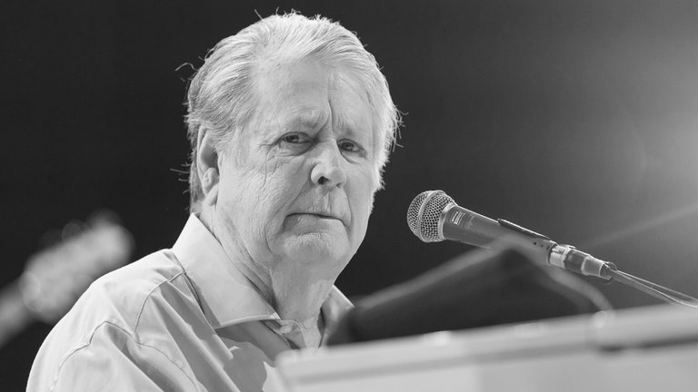 11. Juni: Der Mitgründer der Beach Boys Brian Wilson ist im Alter von 82 Jahren in Los Angeles gestorben. Er galt als kreativer Kopf der Band, seine Songs waren der Soundtrack zum American Dream der 60er Jahre. In gerade mal vier Jahren schrieb Brian Wilson nahezu alle seine Hits, darunter "Good Vibrations", "Surfin' USA" oder "I get around", die er mit seiner charakteristischen Falsettstimme sang. Später war Wilson auch als Solo-Künstler unterwegs.