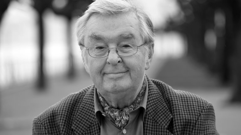 26. Februar: Der deutsche Schauspieler und Kabarettist Ernst H. Hilbich ist im Alter von 93 Jahren verstorben. Hilbich war dem TV-Publikum unter anderem durch seine Auftritte in der TV-Sendung "Der Blaue Bock", Sketchen mit Rudi Carrell und durch die Stimme des "Sams" in der Augsburger Puppenkiste bekannt. Er spielte unter anderem auch an der Seite von Heinz Erhard in "Willi wird das Kind schon schaukeln" (1972) und mit Mike Krüger in "Geld oder Leber" (1986).