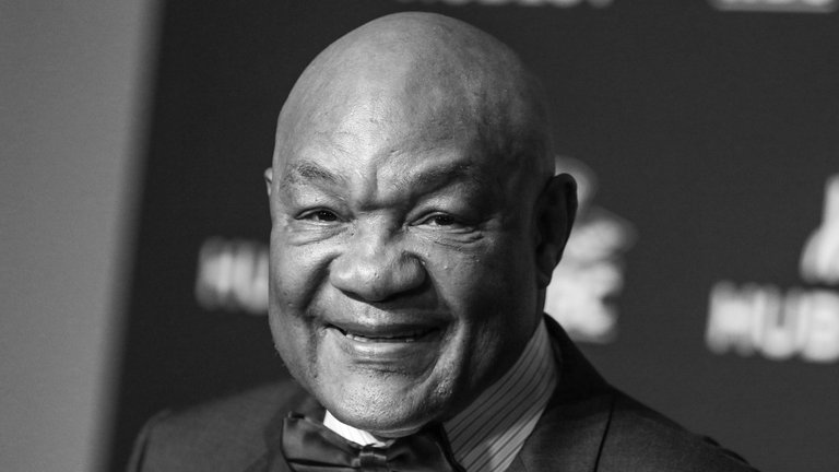 21. März: Der ehemalige Schwergewichts-Boxweltmeister George Foreman ist tot. Seinen wichtigsten Kampf verlor er gegen Muhammad Ali 1974 in Kinshasa und ging mit dem "Rumble in the Jungle" in die Boxgeschichte ein. 1977 beendete er seine Karriere, aber schon zehn Jahre später startete er sein Comeback und wurde 1994 im Alter von 45 Jahren zum ältesten Schwergewichts-Weltmeister der Geschichte.