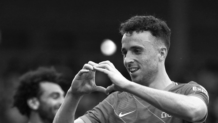 4. Juli: Der portugiesische Fußballprofi Diogo Jota vom FC Liverpool und sein Bruder sind bei einem Verkehrsunfall ums Leben gekommen. Diogo Jota hatte erst vor rund zwei Wochen geheiratet. Er hinterlässt seine Ehefrau und drei Kinder.