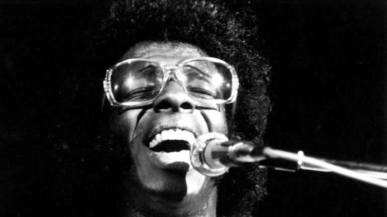 9. Juni: Funk-Legende Sly Stone ist im Alter von 82 Jahren gestorben. Mit seiner Band "Sly And The Family Stone" setzte er in den 60er- und 70er-Jahren neue musikalische Maßstäbe. Zu seinen großen Hits zählen bis heute "Dance To The Music" oder "Family Affair". Als eine der ersten Bands mit weißen und schwarzen Musikern, trat er 1969 beim legendären Woodstock-Festival auf.