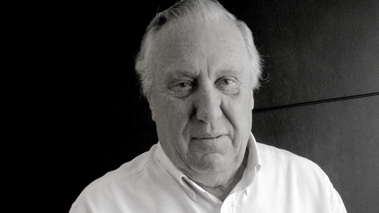 9. Juni: Der britische Schriftsteller Frederick Forsyth ist tot. Der Autor von Thrillern wie "Der Schakal" und "Die Akte Odessa" starb nach kurzer Krankheit im Alter von 86 Jahren. Forsyth arbeitete mehrere Jahre als Auslandskorrespondent und schrieb später Romane, die er in der Geheimdienstwelt spielen ließ und die in zahlreiche Sprachen übersetzt wurden.