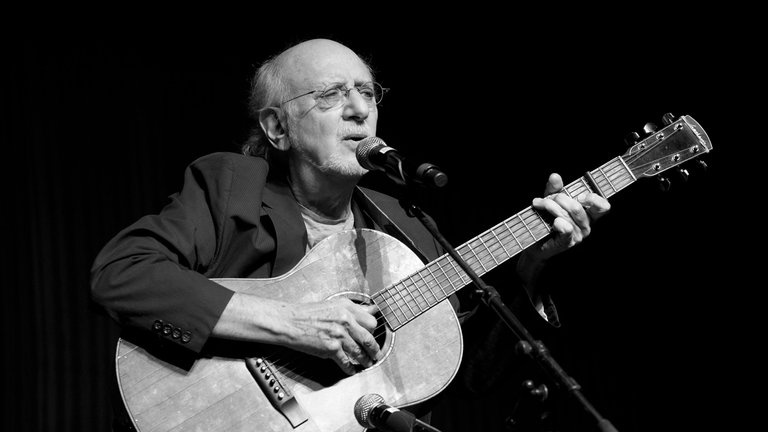 7. Januar: Der Folkmusiker Peter Yarrow ist im Alter von 86 Jahren an den Folgen einer Krebserkrankung gestorben. Der Sänger war Teil der Band Peter, Paul and Mary, die in den 1960er-Jahren vor allem mit mehrstimmen Gesängen und politischen Texten berühmt wurde. Zu den bekanntesten Songs der Band gehören "Puff, The Magic Dragon" und ihr Cover von Bob Marleys "Blowin' In The Wind".
