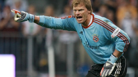Abschiedsspiel für Torhüter Oliver Kahn vom FC Bayern München: FC Bayern München - Deutsche Fußball-Nationalmannschaft in der Allianz Arena. Der Münchner Torwart Oliver Kahn gibt seiner Abwehr Anweisungen. 