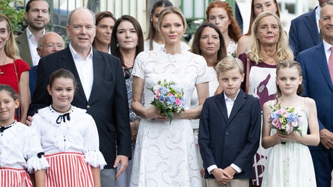 Ein Gruppenfoto von Prinzessin Charlene von Monaco in weißem Kleid, Prinz Jacques von Monaco, Prinz Albert II. von Monaco und Prinzessin Gabriella von Monaco. Sie nehmen am 6. September 2025 in Monte-Carlo, Monaco, am jährlichen Picknick von Monaco teil.