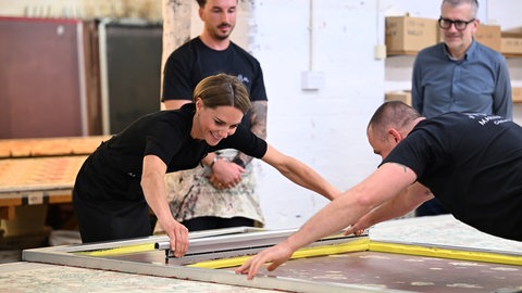 Prinzessin Kate, mit einer schwarzen Schürze und hochgesteckten Haaren, beobachtete den kreativen Prozess in einer Textilmanufaktur und legte dann selbst Hand an.