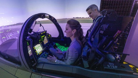 Kate, Prinzessin von Wales, zu Besuch bei der Royal Honorary Air Commodore der RAF Coningsby, sitzt im Cockpit eines Kampfjets.