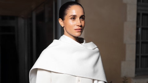 Herzogin Meghan Markle in weißem Outfit auf der Fashion Week in Paris.