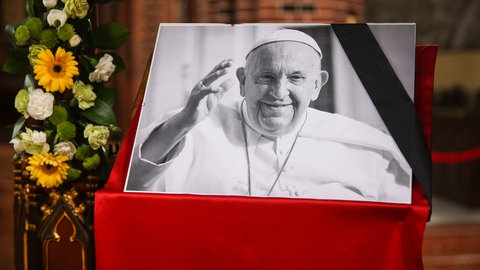 Das Bild des verstorbenen Papstes Franziskus.