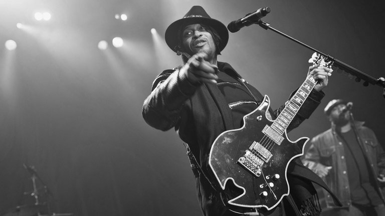 14. Oktober: R&B-Sänger D'Angelo ist im Alter von 51 Jahren gestorben. Der Grammy-Gewinner habe seinen langen Kampf gegen eine Krebserkrankung am Dienstag verloren, teilte die Familie des Künstlers mit. Mit seiner Mischung aus Hip-Hop, Soul und Gospel wurde er in den 90ern zu einer Schlüsselfigur der Neo-Soul-Bewegung.