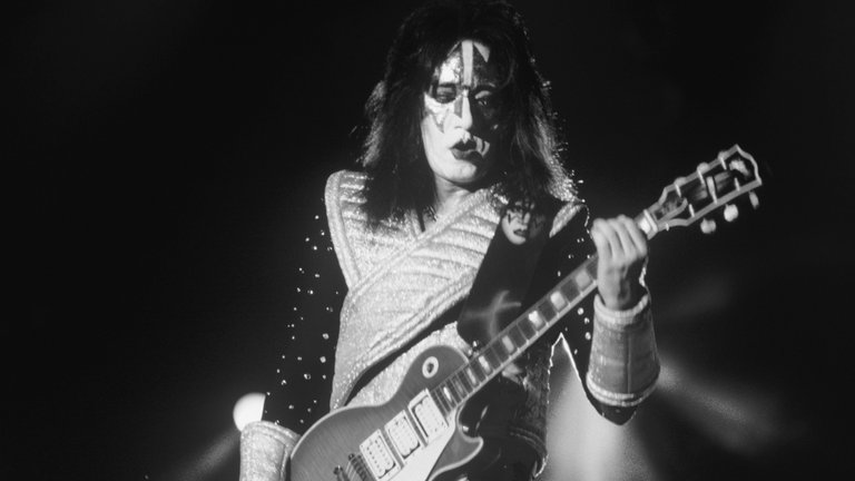 16. Oktober: Ace Frehley, der frühere Lead-Gitarrist und eines der Gründungsmitglieder der Glam-Rock-Band Kiss ("I Was Made for Lovin' You"), ist im Alter von 74 Jahren gestorben. Frehley verließ die Band 1982 und trat sowohl als Solokünstler als auch mit seiner Band, Frehley's Comet, auf. Mitte der 90er Jahre schloss er sich Kiss wieder an und kehrte im Rahmen einer triumphalen Wiedervereinigung zur Band zurück. Im Jahr 2002 verließ er Kiss erneut. 