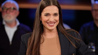 Sally Özcan ist bekannt als Influencerin bei Youtube und wirbt als Lespatin fürs Lesen und Vorlsen.