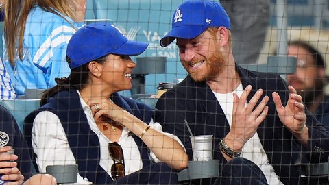 Prinz Harry and Meghan Markle bei einem Baseballspiel.