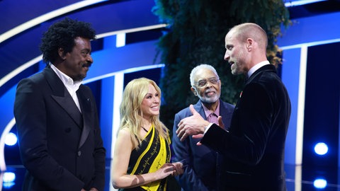 Prinz William spricht bei der Earthshot Preisverleihung mit Sängerin Kylie Minogue und anderen Gästen.