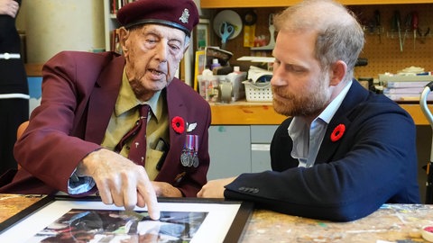 Prinz Harry trifft ältere Veteranen im kanadischen Toronto.