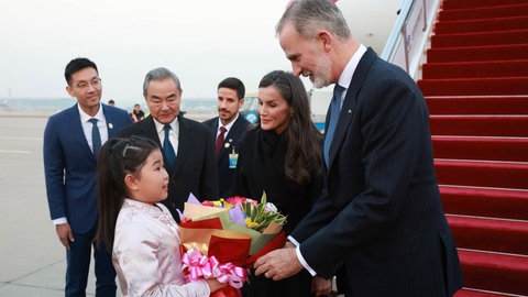 Königin Letizia und König Felipe von Spanien bekommen bei ihrer Ankunft auf dem Flughafen in Peking Blumen überreicht.