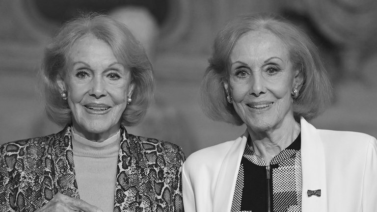 17. November: Sie waren eines der bekanntesten Zwillingspärchen der Showgeschichte, jetzt sind die beiden Geschwister Alice und Ellen Kessler mit 89 Jahren in der Nähe von München gestorben. In ihren mehr als 60 Bühnenjahren sind die beiden eineiigen Zwillinge unter anderem mit Showgrößen wie Frank Sinatra, Fred Astaire und vielen anderen gemeinsam aufgetreten. Es habe sich um einen assistierten Suizid gehandelt, erklärte die Deutsche Gesellschaft für Humanes Sterben (DGHS) gegenüber dem Bayerischen Rundfunk. Alice und Ellen Kessler waren seit längerer Zeit Mitglieder im Verein und hätten das Todesdatum selbst festgelegt.