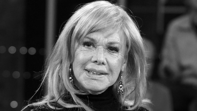 28. November: Schauspielerin Ingrid van Bergen ist im Alter von 94 Jahren gestorben. Van Bergen wurde in den 1950er-Jahren zu einer der bekanntesten deutschen Schauspielerinnen und spielte in einer Reihe zu Klassikern gewordenen Filmen wie "Des Teufels General" mit. Wegen der tödlichen Schüsse auf ihren Liebhaber wurde sie 1977 wegen Totschlags zu sieben Jahren Gefängnis verurteilt, 1981 kam sie wegen guter Führung vorzeitig frei.