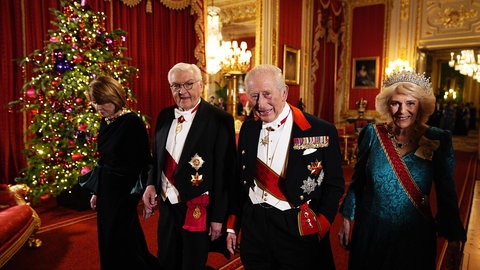 König Charles III. und Königin Camilla (r) mit Bundespräsident Frank-Walter Steinmeier und seiner Frau Elke Budenbender auf Schloss Windsor.