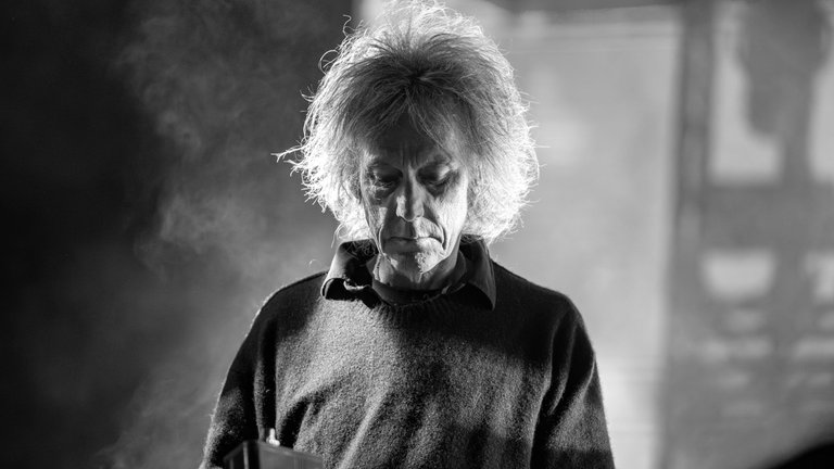 27. Dezember: The Cure-Musiker Perry Bamonte ist mit 65 Jahren gestorben. Er begann seine Karriere als Bühnentechniker und war dann über Jahrzehnte als Multi-Instrumentalist für die britische Rockband The Cure aktiv. Bamonte absolvierte mehr als 400 Auftritte mit der Band.