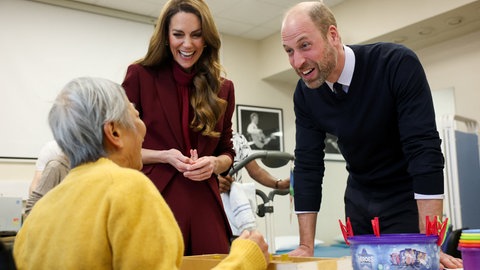 Prinzessin Kate und Prinz William besuchen Patienten in einem Krankenhaus.