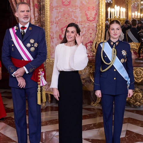 König Felipe von Spanien, Königin Letizia und Prinzessin Leonor beim Empfang am 6. Januar.