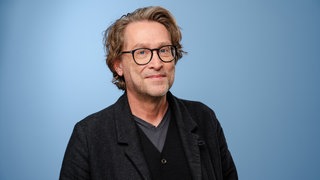 Bestseller-Autor Jan Weiler hat die Bücher "Das Pubertier" und "Älternzeit" geschreiben. Als Vater zweier Kinder kennt er sich auch mit dem "Empty-Nest-Syndrom" aus. Darum geht es auch im neuen Film von Sönke Wortmann.