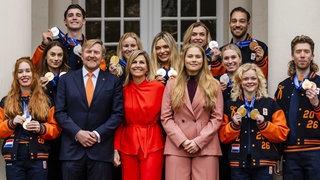 König Willem-Alexander, Königin Máxima und Prinzessin Amalia bei einem Gruppenfoto mit den niederländischen Medaillengewinnern der Olympischen Winterspiele 2026.