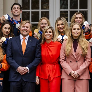 König Willem-Alexander, Königin Máxima und Prinzessin Amalia bei einem Gruppenfoto mit den niederländischen Medaillengewinnern der Olympischen Winterspiele 2026.