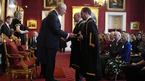 König Charles verleiht den Queen-Elizabeth-Preis für Bildung an Vertreter verschiedener Hochschulen.