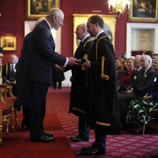 König Charles verleiht den Queen-Elizabeth-Preis für Bildung an Vertreter verschiedener Hochschulen.