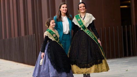 Königin Letizia mit den Königinnen des Fallas-Festes von Castellón.