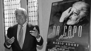 Mario Adorf 2005, neben einem Plakat für die Tournee "Da Capo, Mario" | Der Schauspieler ist im Alter von 95 Jahren gestorben. Vor 20 Jahren war er in SWR1 Leute zu Gast und bereitete sich auf seinen 75. Geburtstag und sein 50-jähriges Bühnenjubiläum vor.