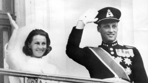 Das frisch getraute Paar, Kronprinzessin Sonja und Kronprinz Harald von Norwegen, winken vom Balkon des Königlichen Schlosses nach ihrer Hochzeit der wartenden Bevölkerung zu.