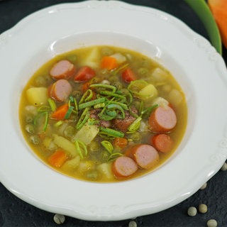 Erbsensuppe mit Würstchen