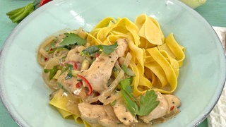 Hähnchen-Zucchini-Geschnetzeltes mit Nudeln