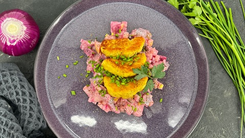 Heringssalat mit Roter Bete und Kartoffelplätzchen