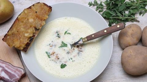 Kartoffelsuppe mit Speckstippe und Apfelröstbrot