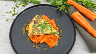 Knödelgröstl mit Speck und Karottensalat