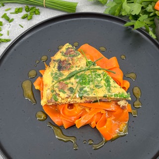 Knödelgröstl mit Speck und Karottensalat