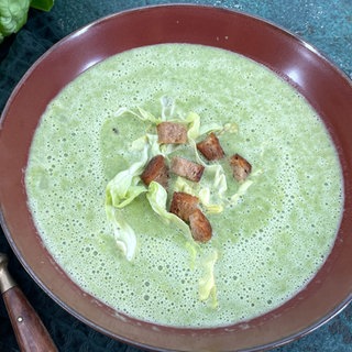 Kopfsalat-Suppe mit Croutons
