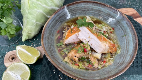 Ofenhähnchen mit Spitzkohl-Pilz-Bouillon