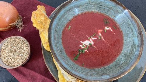 Rote-Bete-Suppe mit Sesamstange