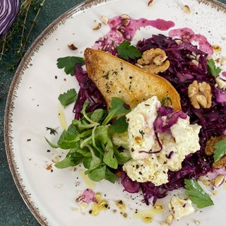 Rotkohlsalat mit geschmorten Birnen und Feta
