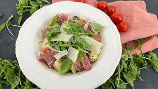 Tomaten-Basilikum-Salat mit Mozzarella und Parmaschinken