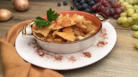 Zwiebelsuppe mit Trauben und knusprigem Brot