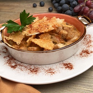 Zwiebelsuppe mit Trauben und knusprigem Brot